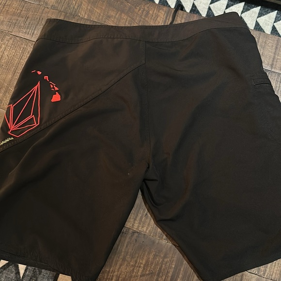 Volcom mod tech black & red Hawaii islands swim trunks size 38 - Picture 3 of 5